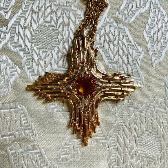 Sarah Coventry 1970's Vintage Gold Tone Amber Crystal Cross Pendant Necklace - Picture 6 of 8